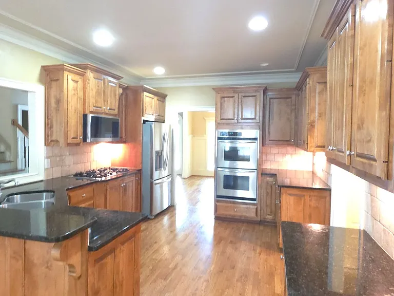 606 Lakeshore Ct — Photo 7