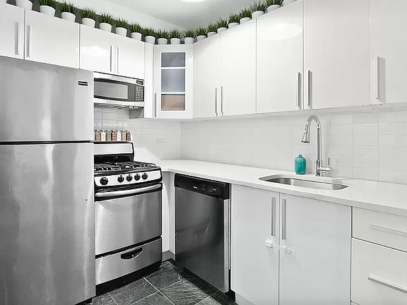 4th image of 200 Central Park S #3FF