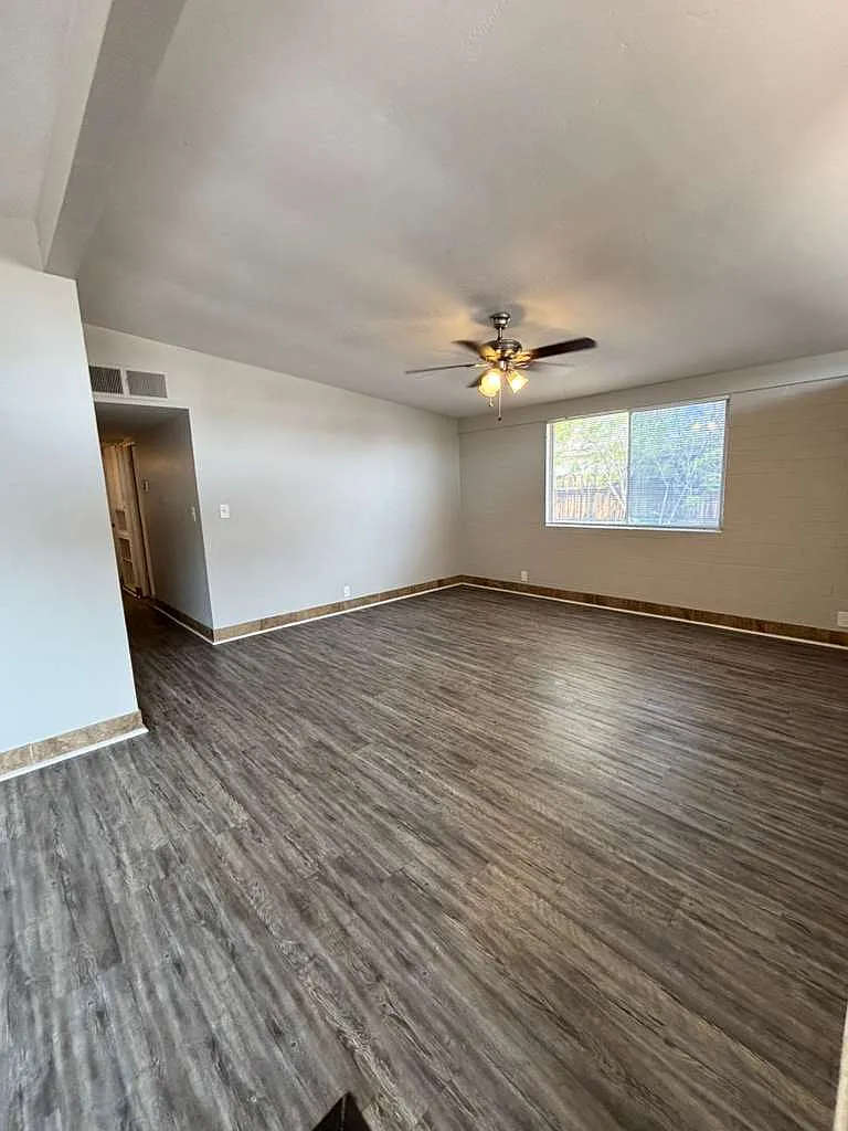 4 bed, 1985 sqft, $2,295 — Photo 4