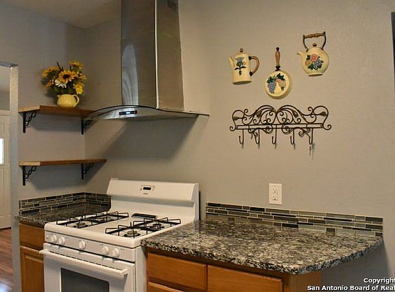 4th image of 1264 Flanders Ave