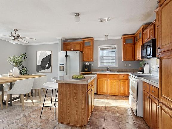 3rd image of 5613 Baccich St