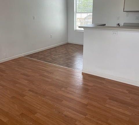3rd image of 1122 E Broadway St