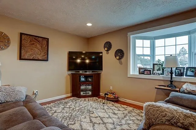 16972 Varco Rd — Photo 2