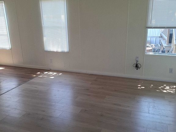 4th image of 399 W Victory Ave