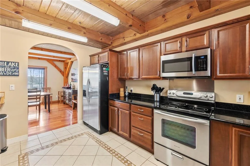 Fully equipped kitchen - 15111 Parkwood Cir