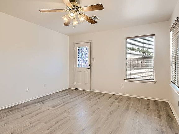 4th image of 415 Indian Meadow Dr