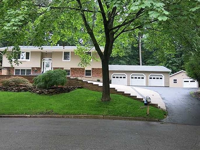1st image of 7 Horseshoe Ct