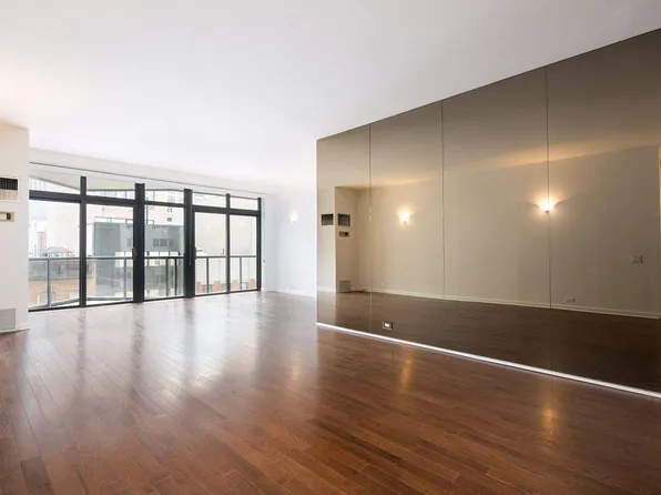 100 United Nations Plaza image 1 of 6