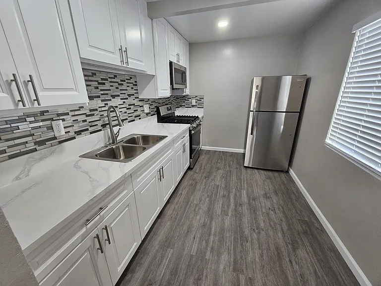 Newly remodeled kitchen & appliances - Pic #2