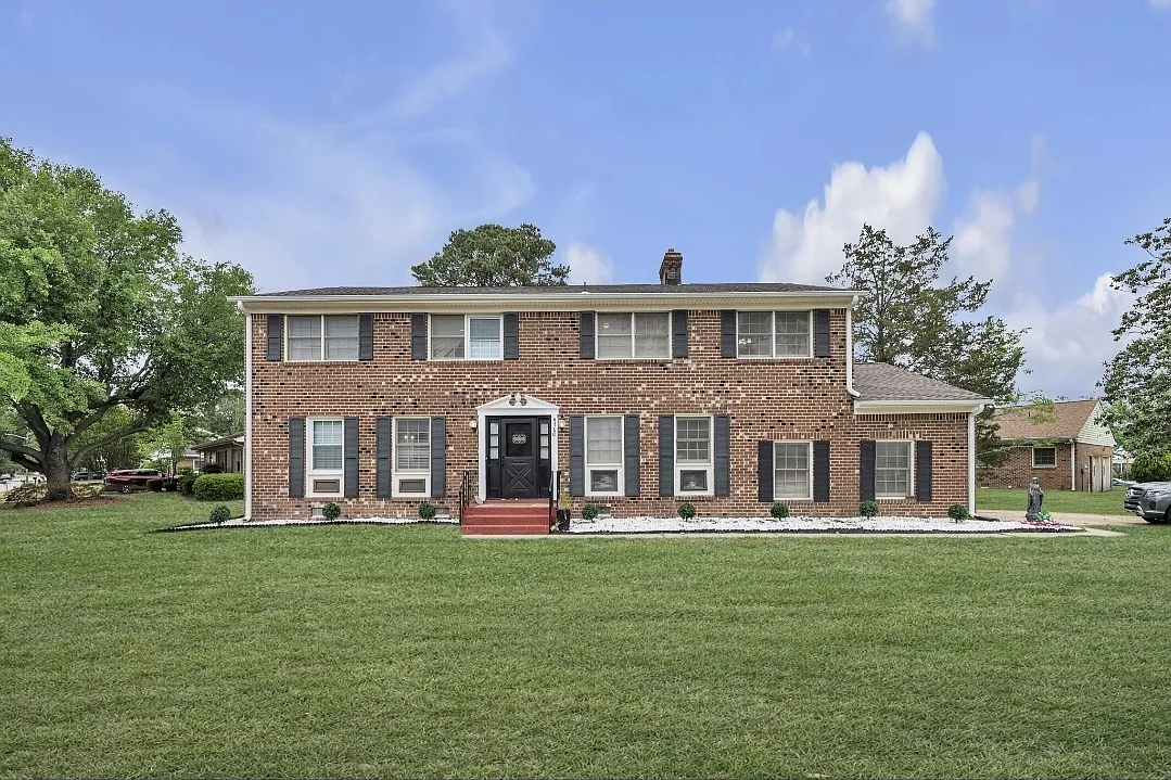 5 bed, 2.5 bath, 2314 sqft, $3,795 — Photo 3