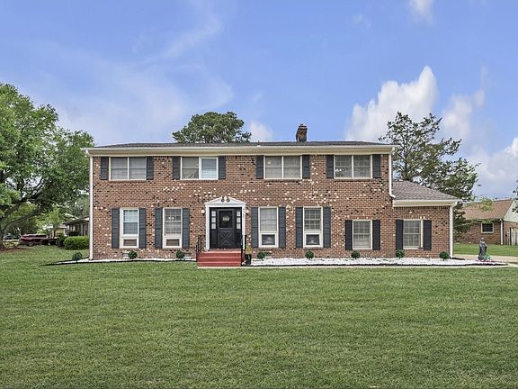 3rd image of 4760 Marlborough Dr