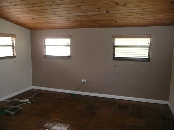 5th image of 20900 NE 12th Ct