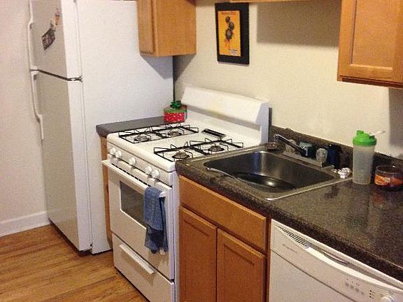 2nd image of 3922 N Pine Grove Ave #18