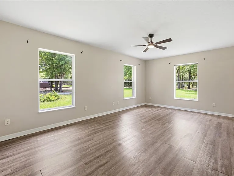 7050 NE State Road 121 — Photo 15