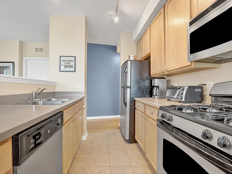 343 W Old Town Ct #504 — Photo 8