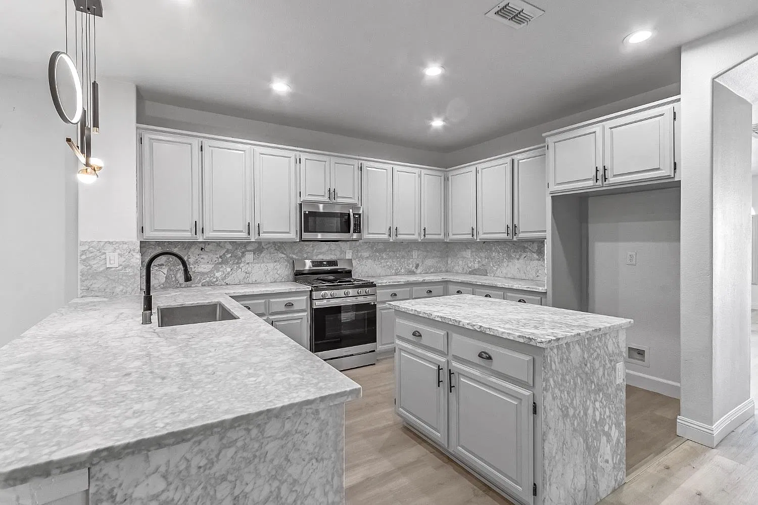 3 bed, 1761 sqft, $3,200 — Photo 3