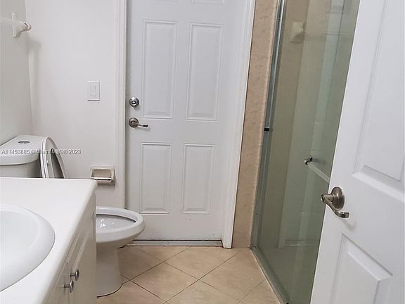 4th image of 2914 NE 1st Dr #0