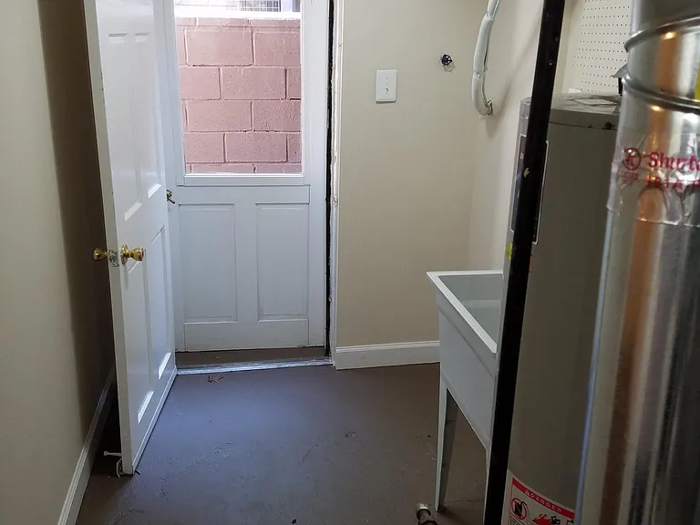 Washer/Dryer area