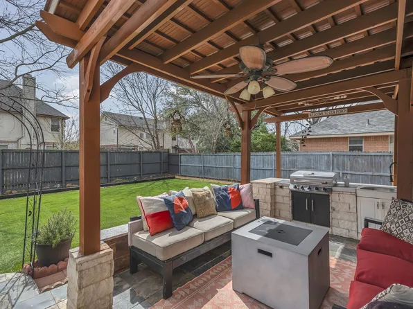 701 Crystal Ln, Hurst, TX 76054