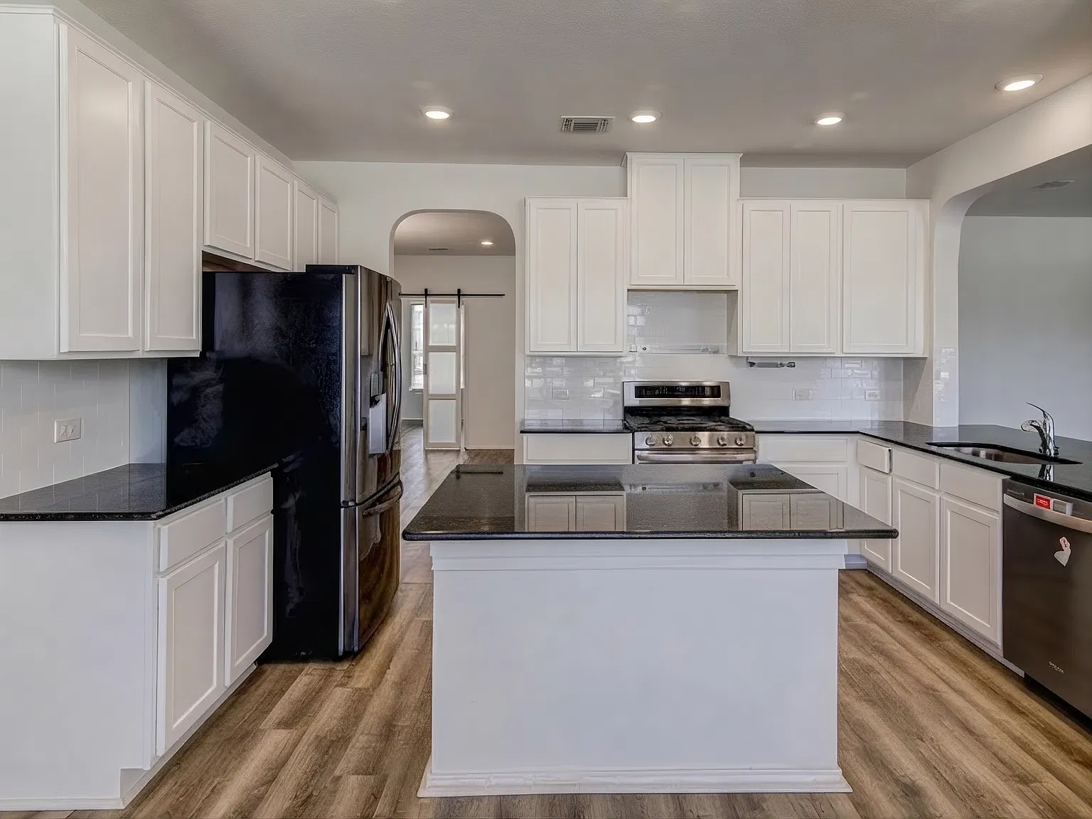 4 bed, 2.5 bath, 3401 sqft, $2,980 — Photo 2