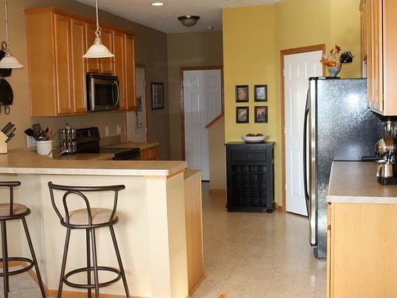 Large kitchen w/ walk-in