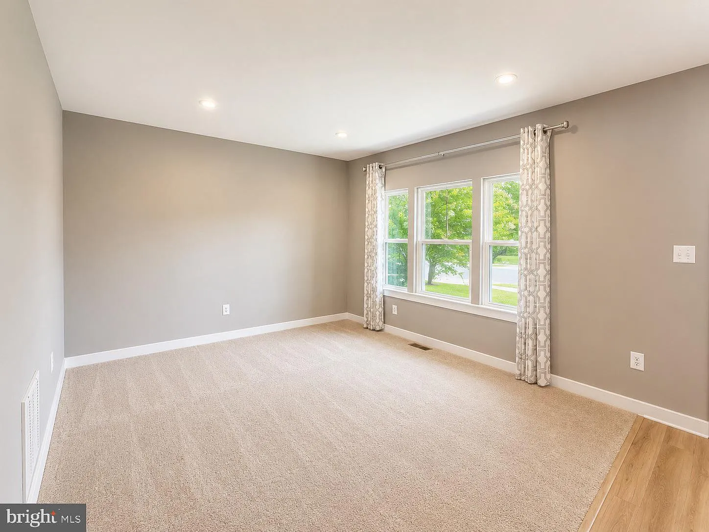 5 bed, 5.0 bath, 3740 sqft, $3,800 — Photo 3