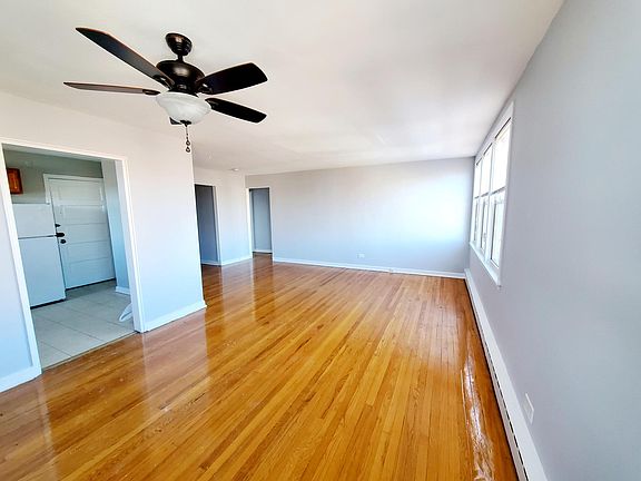 4th image of 2400 W Farragut Ave #2