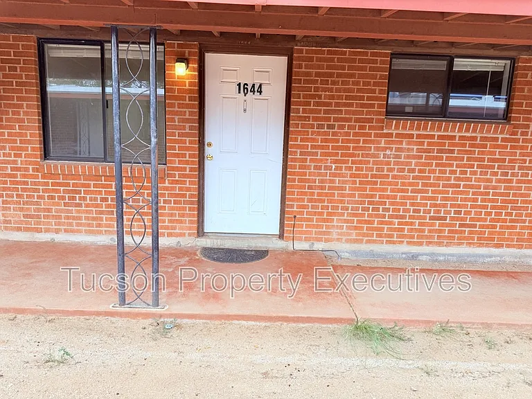 1644 N Beverly Ave — Photo 10