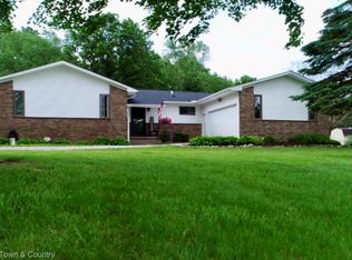 8811 Coyle Dr, Pinckney, MI