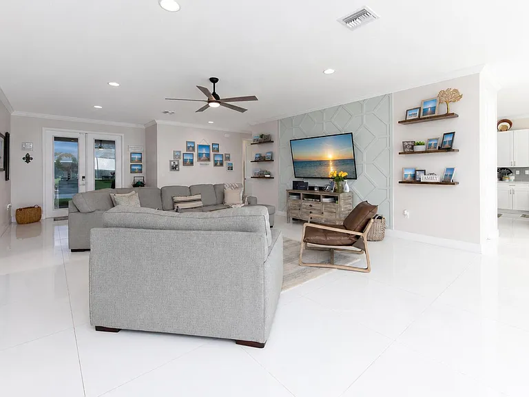 314 NE Surfside Ave — Photo 8