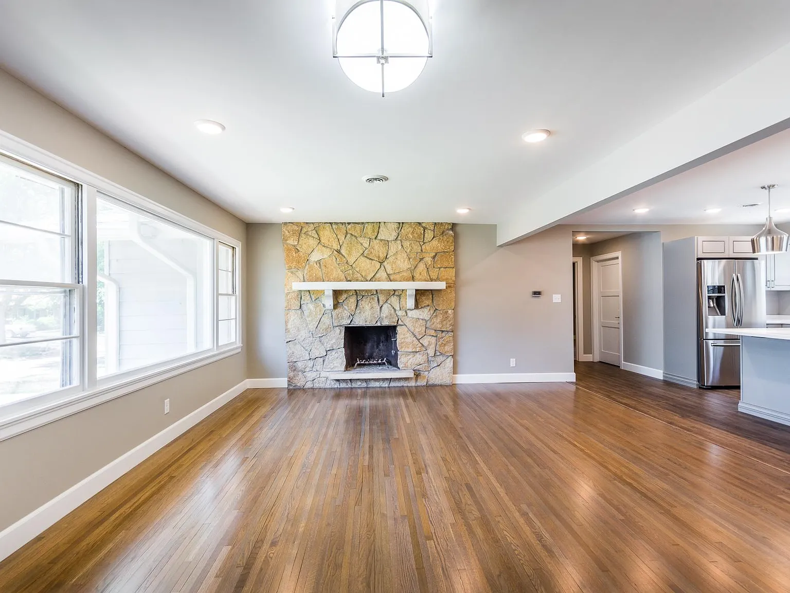 706 Elling Dr — Photo 2