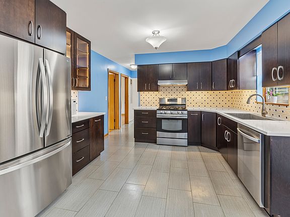 4th image of 5025 W Roscoe St