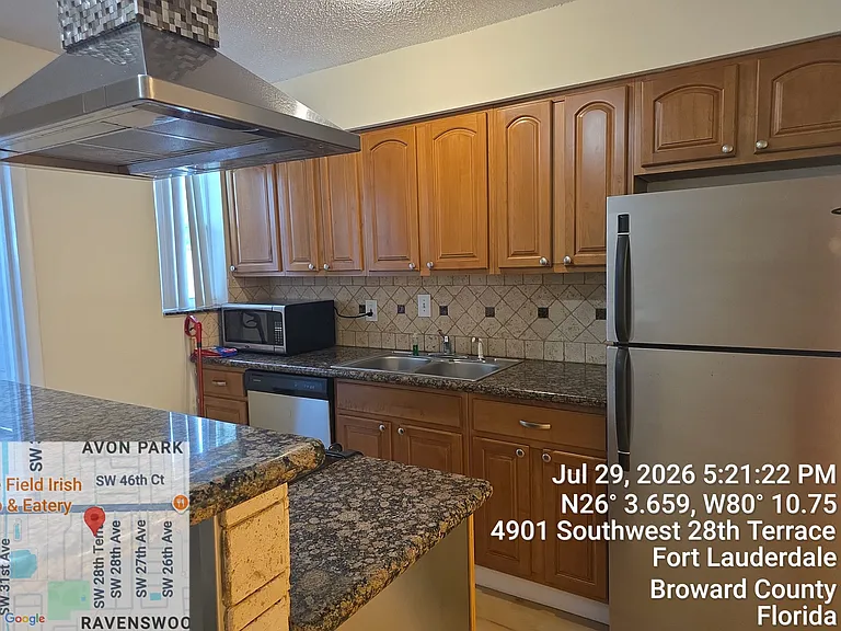 4901 SW 28th Ter — Photo 5