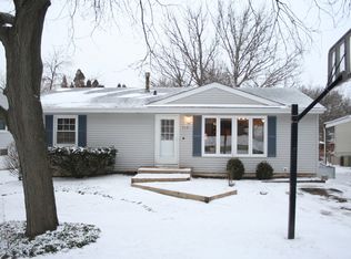 115 Hunters Path, Lake In The Hills, IL 60156