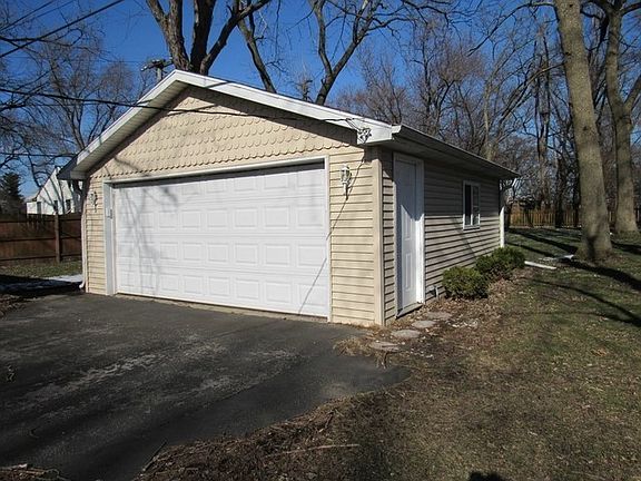 3rd image of 1809 Lakewood Dr