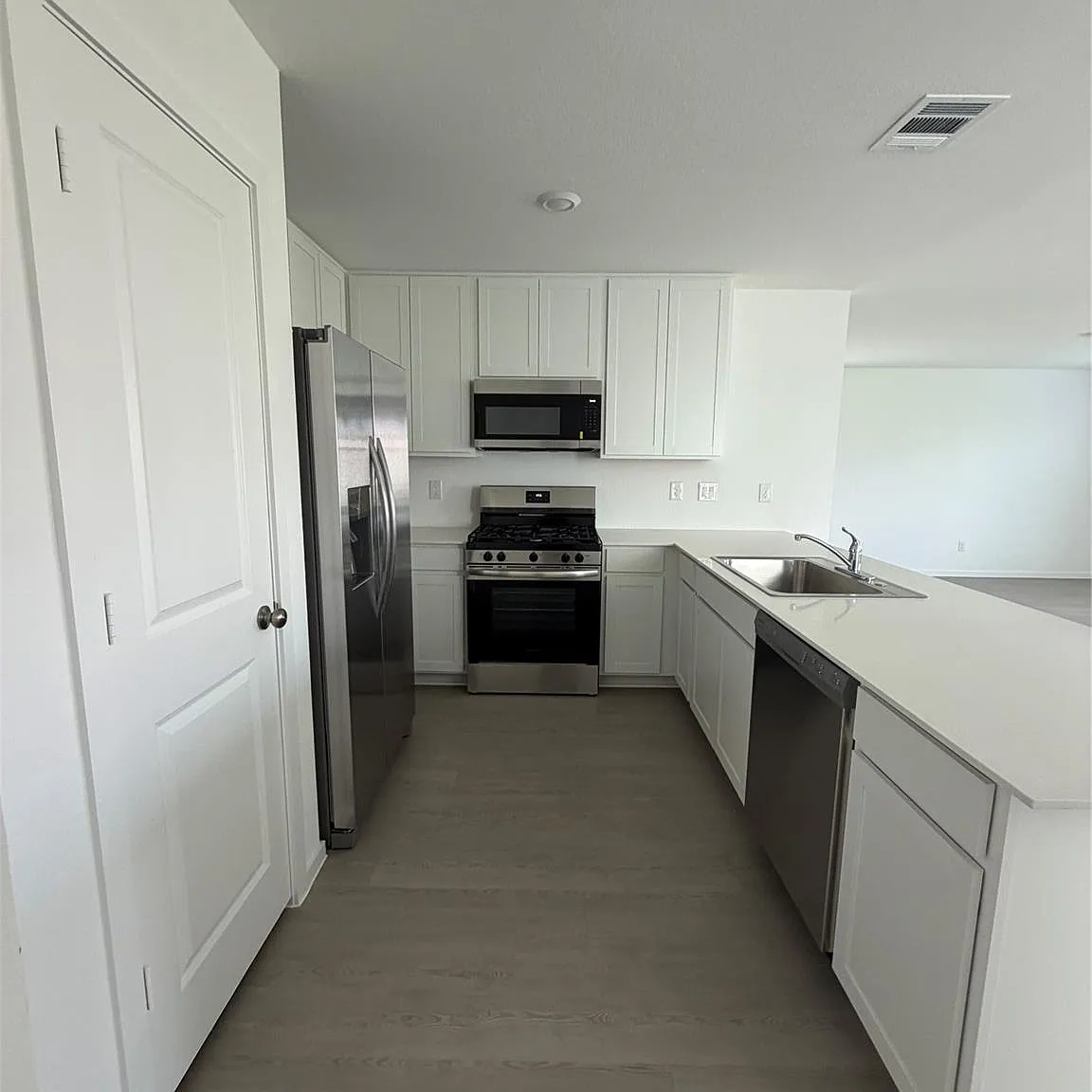 4 bed, 2.5 bath, 2279 sqft, $2,150 — Photo 3