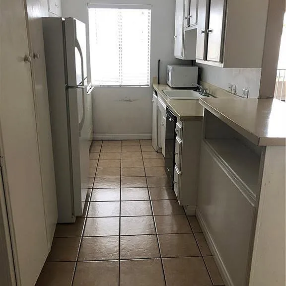 400 N Acacia Ave #D29 — Photo 7