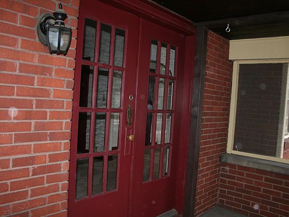 3rd image of 826 E 61st St