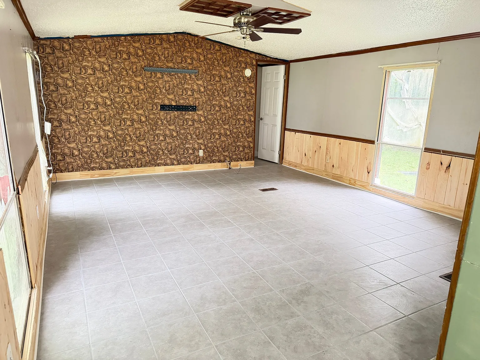 183 Ainsley ave — Photo 3
