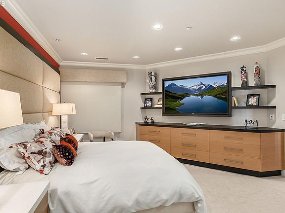 5th image of 5841 SE Columbia Way Unit 103
