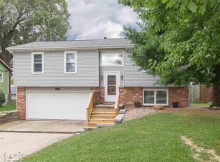 2015 Woodhavens Dr, Bloomington, IL 61701