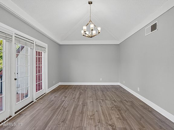 5th image of 3913 MISSION Drive #4