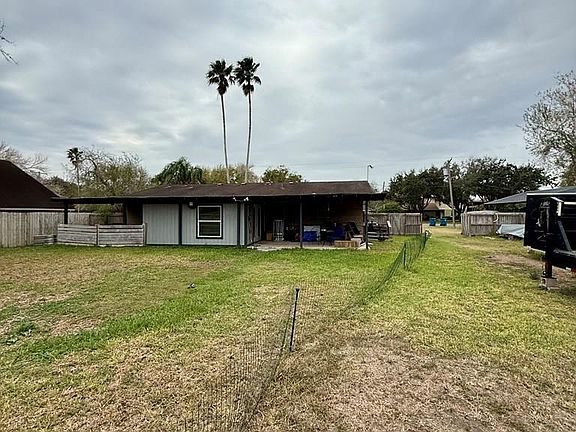 3rd image of 121 Sally Ln