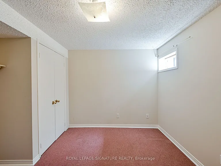 556 Farwell Cres #LOWER — Photo 29
