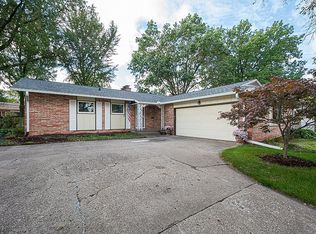 18 Parkwood Dr, Davenport, IA 52803