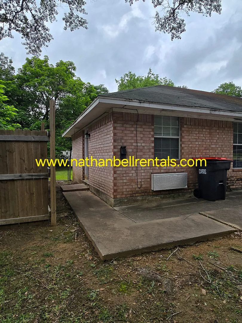 748 SE 8th St — Photo 1