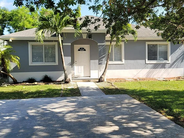 10250 SW 173rd Ter — Photo 2