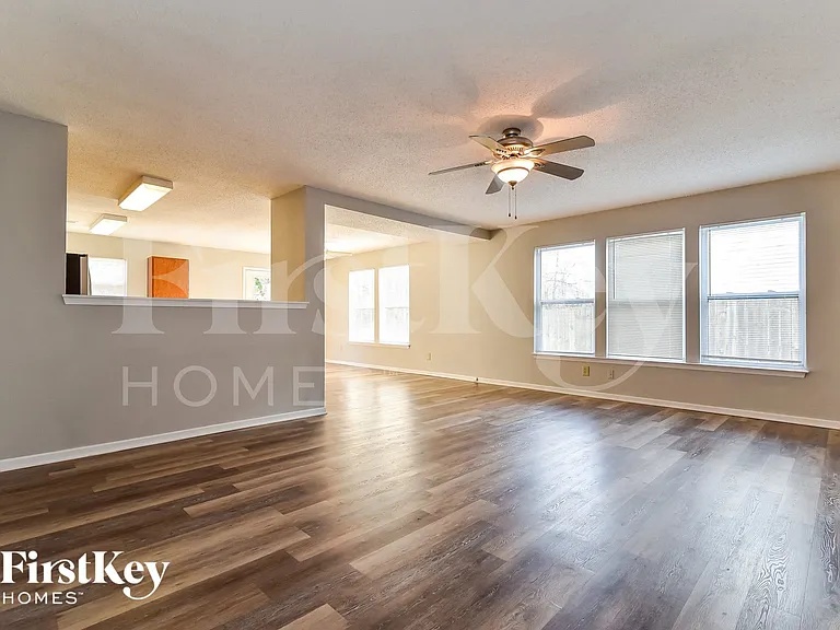 8823 Youngs Creek Ln — Photo 4