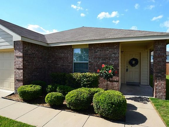 3rd image of 2804 Mockingbird St
