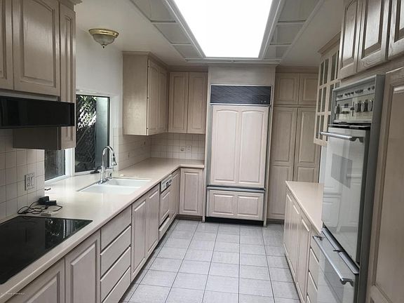 5th image of 1134 E Elmwood Ave